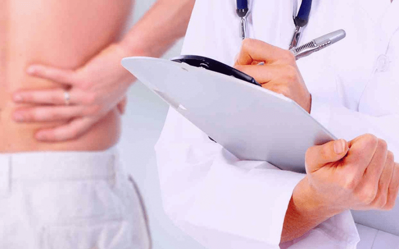 il medico prescrive un trattamento per il mal di schiena